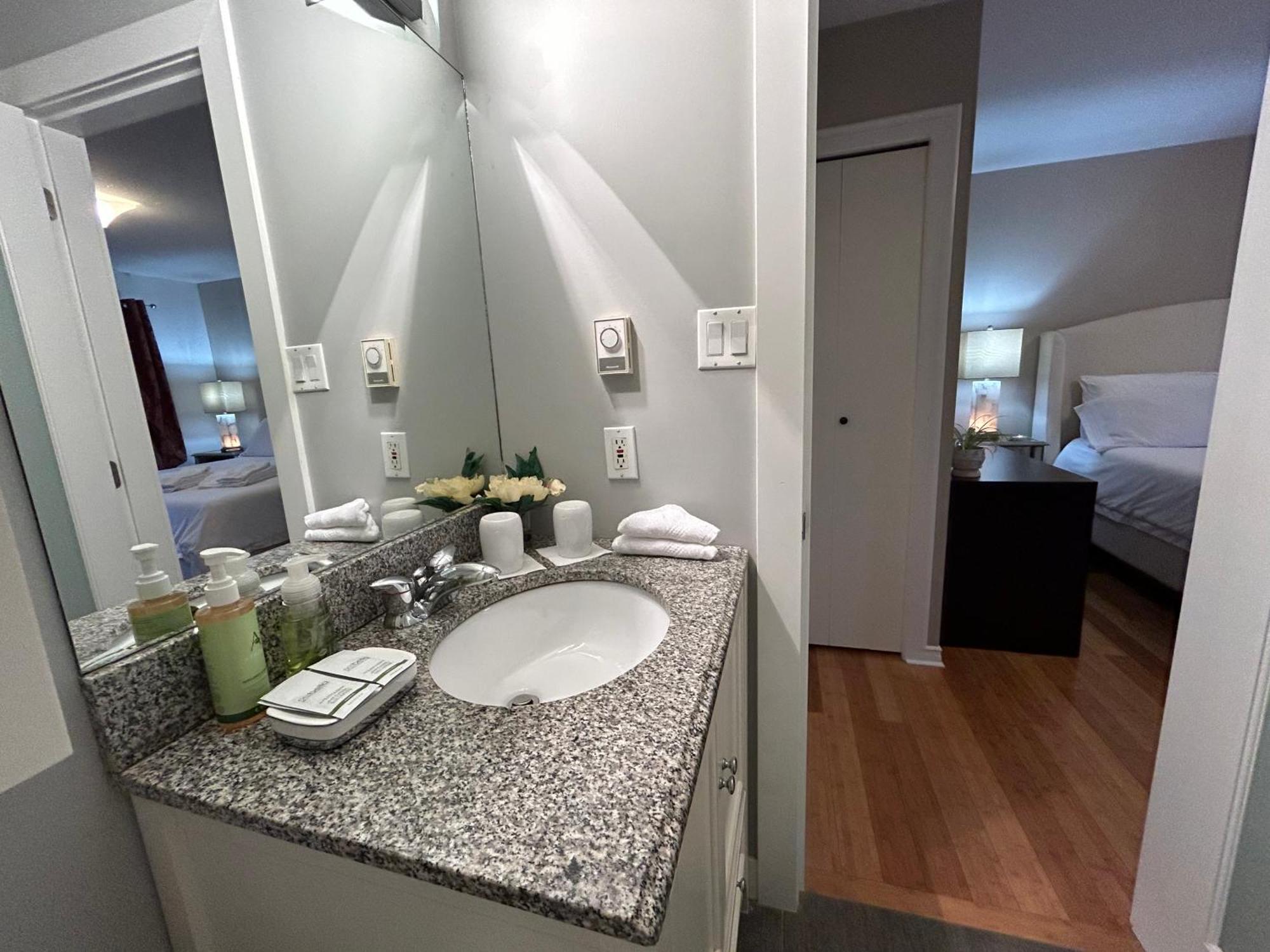 North Nanaimo Gem - Garden-View Room With Private Ensuite Екстер'єр фото